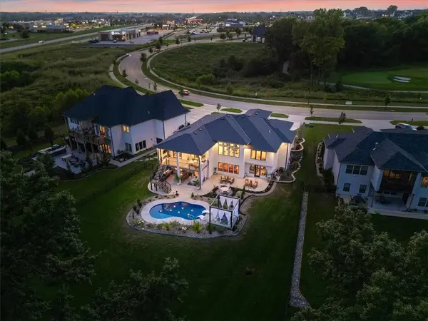 8685 NE Shoal Creek Valley DR, Kansas City, MO 64157