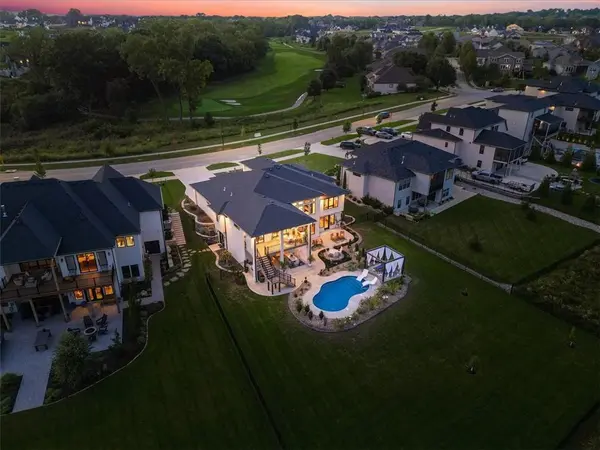 8685 NE Shoal Creek Valley DR, Kansas City, MO 64157