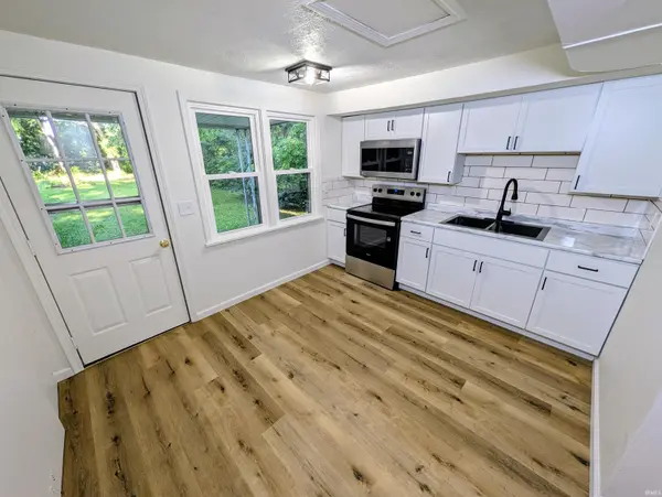 55405 Glenn RD, South Bend, IN 46628