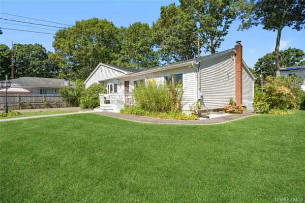 15 Parkwood DR, Mastic Beach, NY 11951