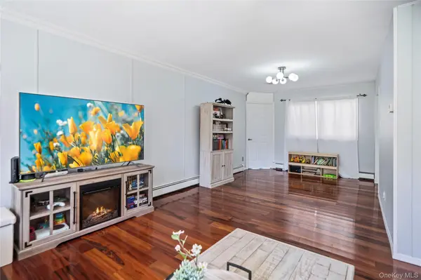 15 Parkwood DR, Mastic Beach, NY 11951