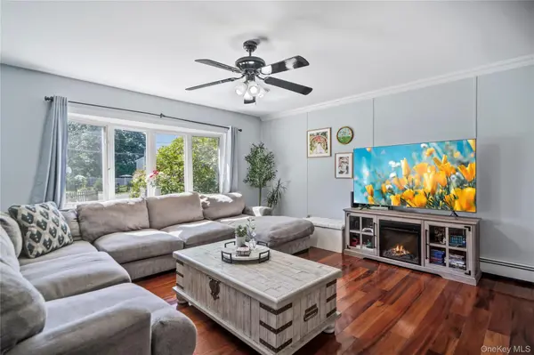 15 Parkwood DR, Mastic Beach, NY 11951