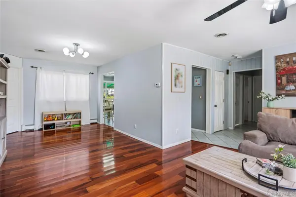 15 Parkwood DR, Mastic Beach, NY 11951