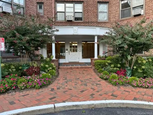 3 Townhouse PL #3A, Great Neck, NY 11021