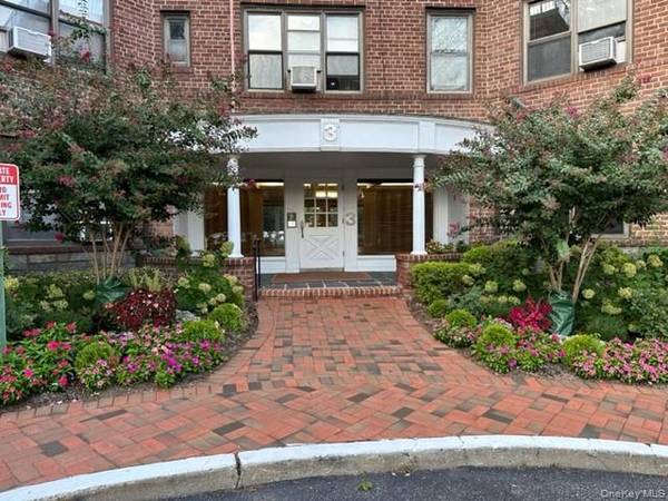 3 Townhouse PL #3A, Great Neck, NY 11021