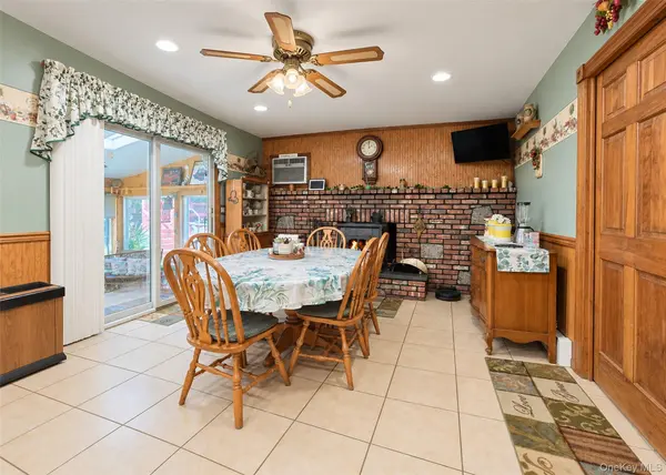 122 Evergreen AVE, Medford, NY 11763