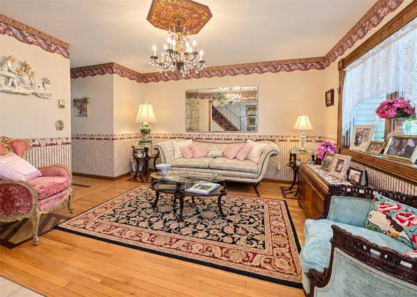 122 Evergreen AVE, Medford, NY 11763