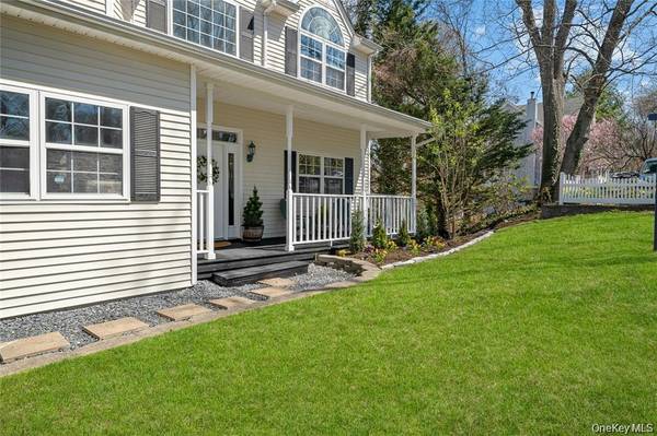 33 Potter LN, Halesite, NY 11743
