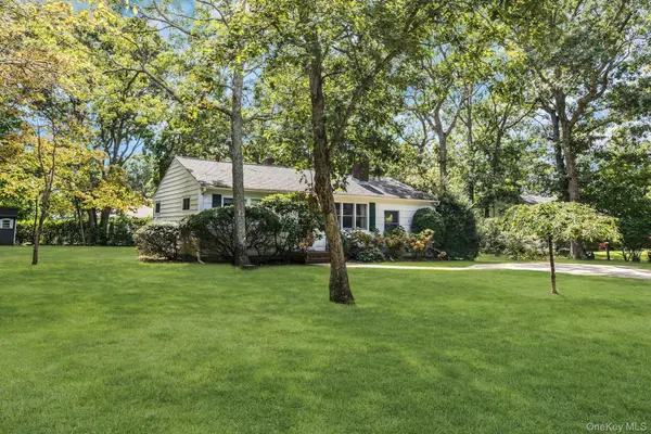 112 Lynncliff RD, Hampton Bays, NY 11946