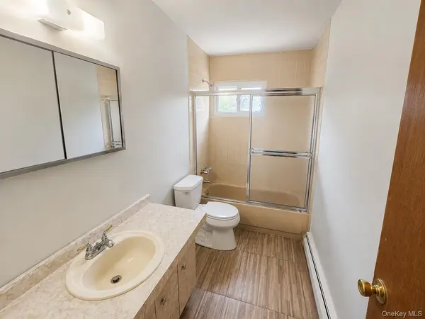 17 Fordham RD, West Babylon, NY 11704