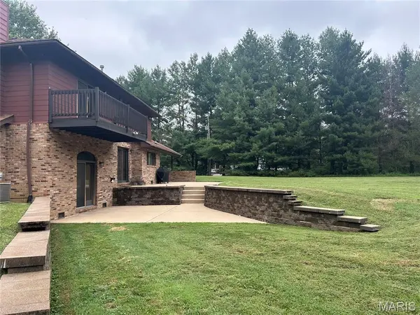250 Hoffmann LN, Belleville, IL 62226