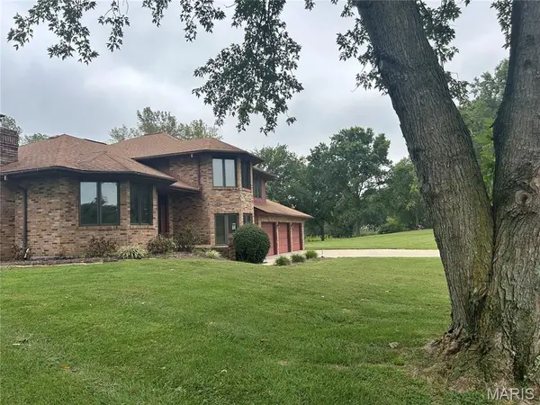 250 Hoffmann LN, Belleville, IL 62226