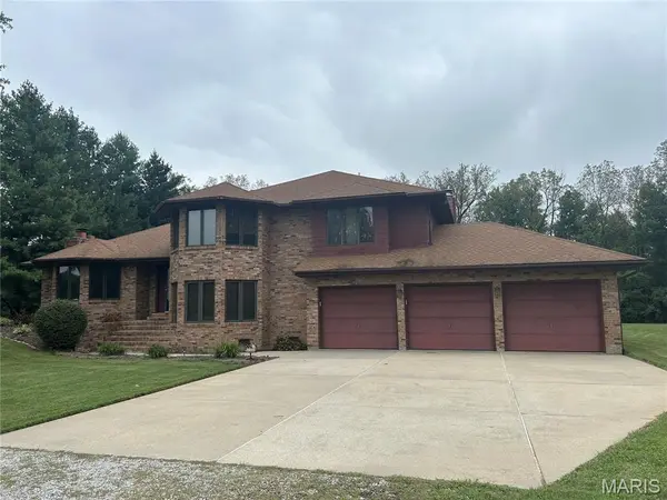 250 Hoffmann LN, Belleville, IL 62226