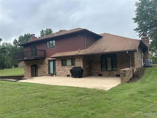 250 Hoffmann LN, Belleville, IL 62226