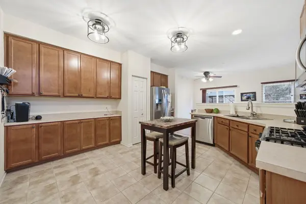1836 Candlelight CIR #1836, Montgomery, IL 60538