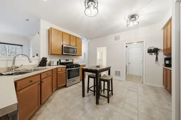 1836 Candlelight CIR #1836, Montgomery, IL 60538