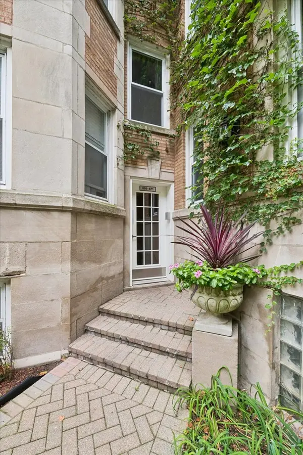 871 W Cornelia AVE #1, Chicago, IL 60657
