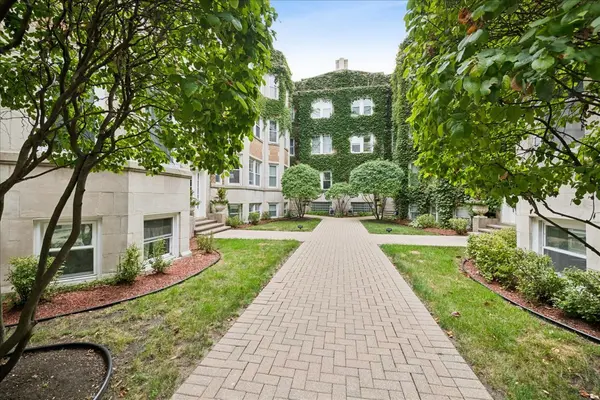 871 W Cornelia AVE #1, Chicago, IL 60657