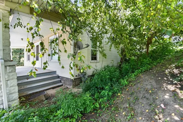 206 8th ST, Silvis, IL 61282