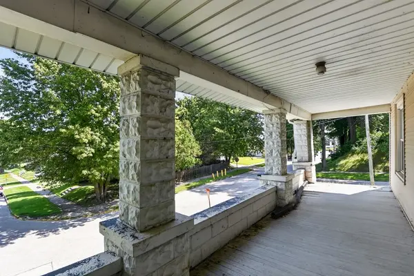 206 8th ST, Silvis, IL 61282