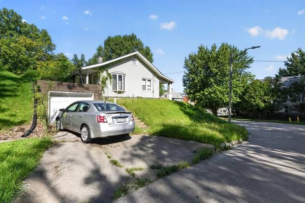 206 8th ST, Silvis, IL 61282