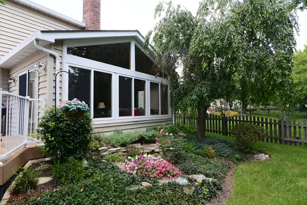 410 Stonewood CIR, Carol Stream, IL 60188