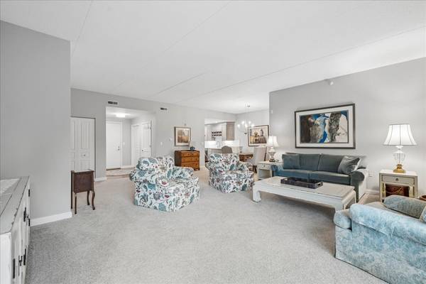 310 E Church AVE #209, Libertyville, IL 60048