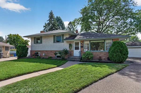 2220 Cardinal PL, Saint Paul, MN 55119