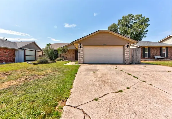 1030 Walsh LN, Yukon, OK 73099