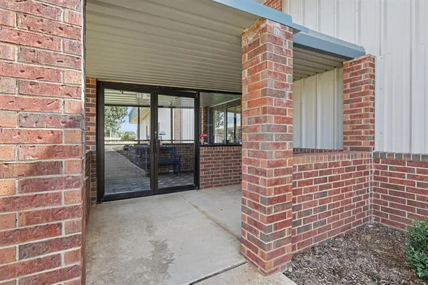 932 W State Highway 152 HWY, Mustang, OK 73064