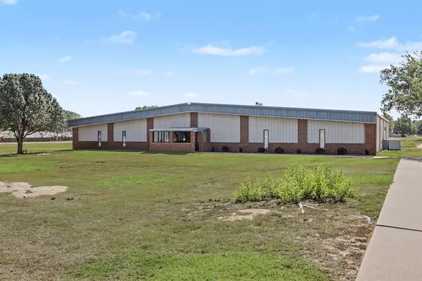 932 W State Highway 152 HWY, Mustang, OK 73064