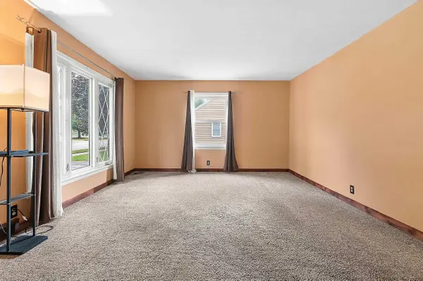 1030 HICKORY HILL DR, Green Bay, WI 54304