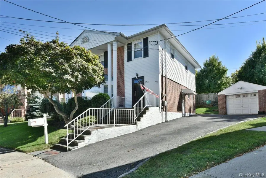 57-46 262nd ST, Little Neck, NY 11362