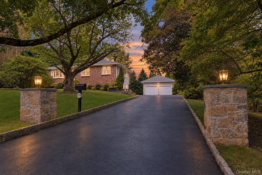 9 Stonegate RD, Valhalla, NY 10595
