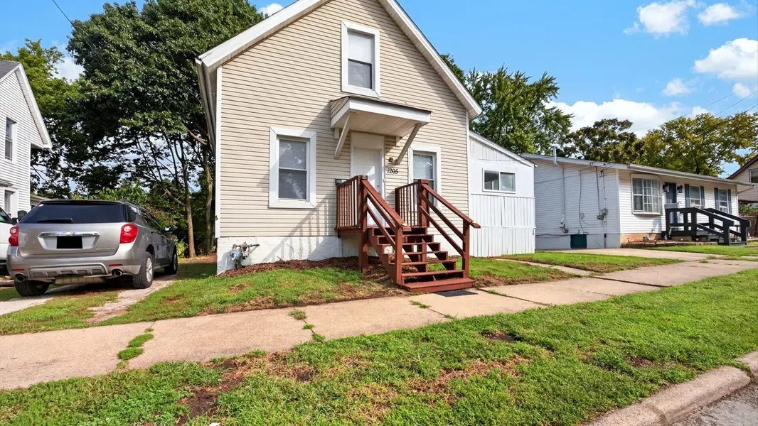 1205 W Taylor ST, Bloomington, IL 61701