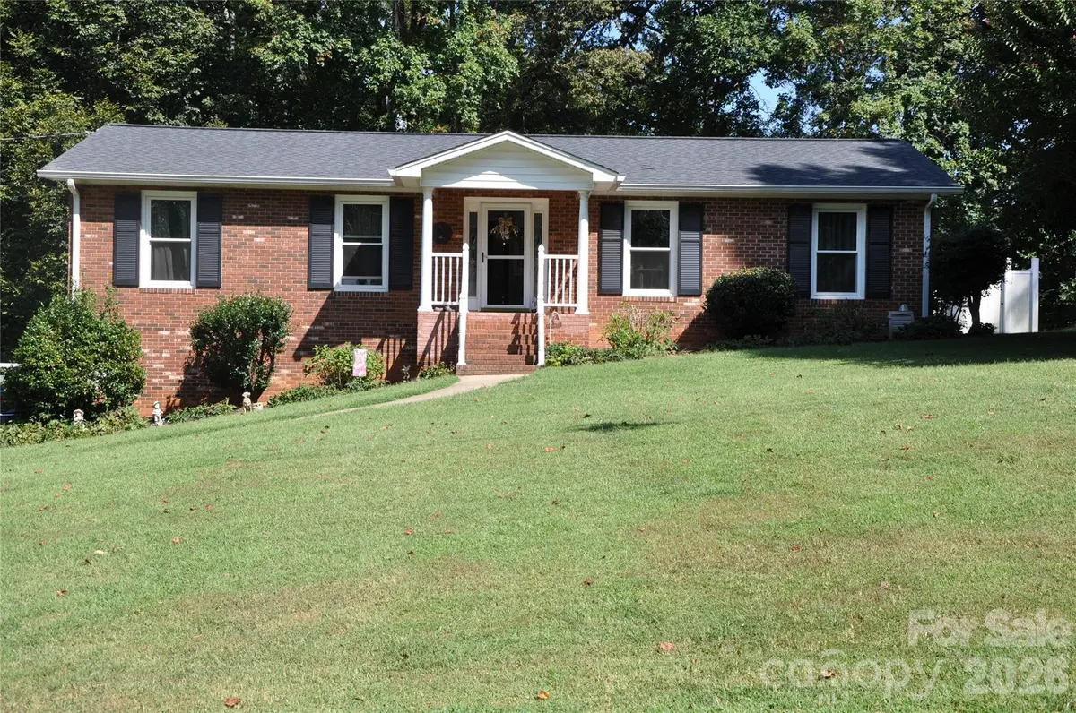 6045 Woodcove DR, Winston Salem, NC 27104