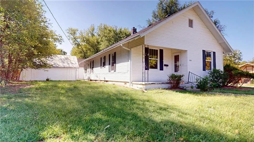 329 W Hunter ST, Nevada, MO 64772
