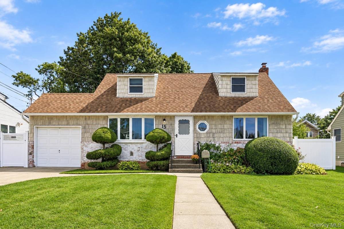 15 Scholl DR, Farmingdale, NY 11735