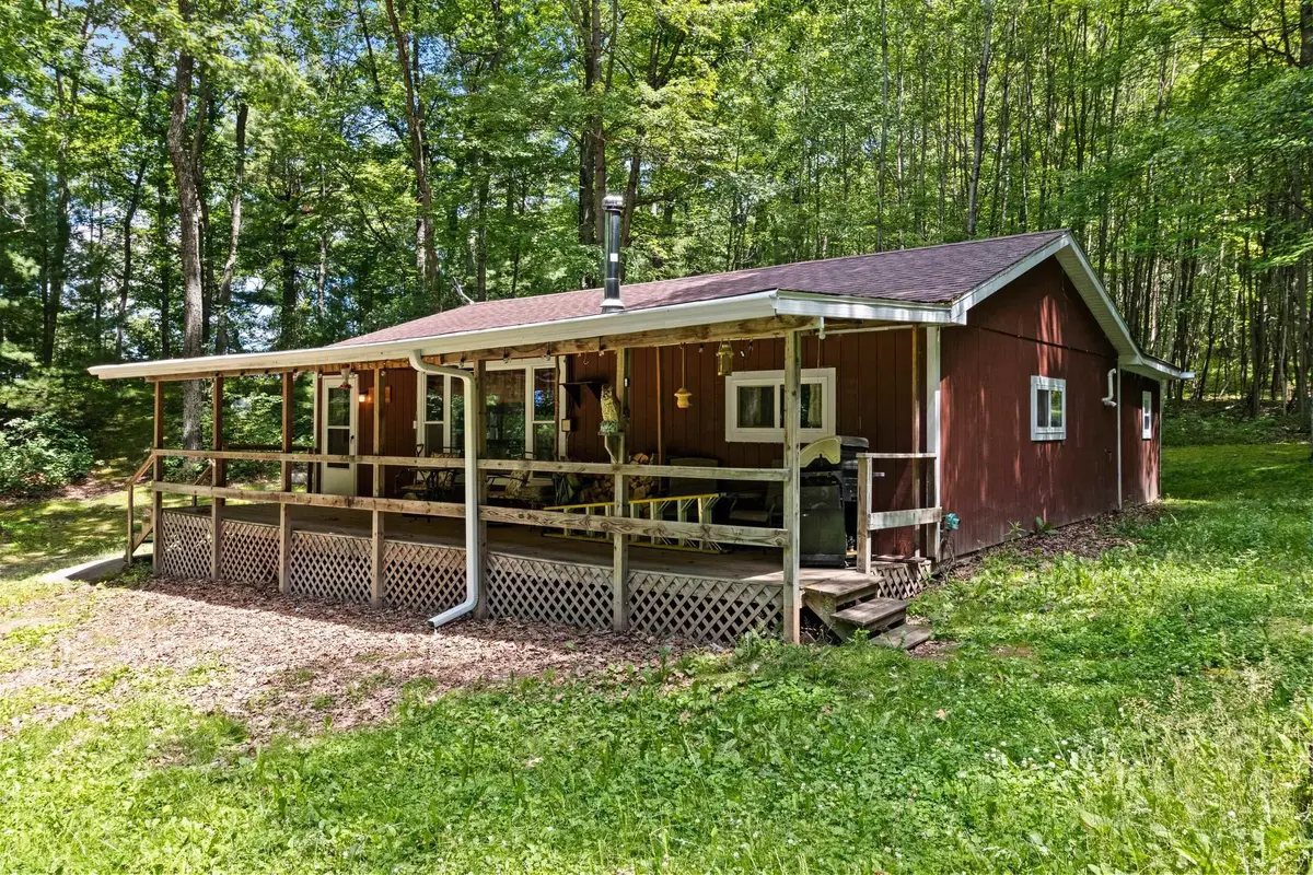 E559 INDIAN VALLEY RD, Waupaca, WI 54981