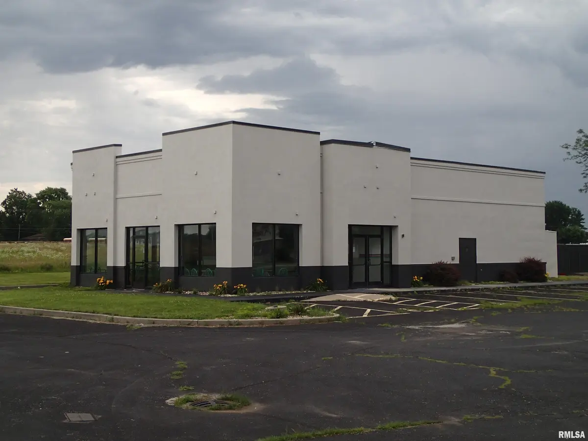 2775 WOODLAWN RD, Lincoln, IL 62656