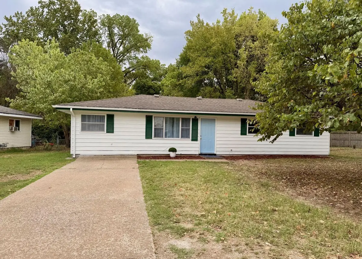 825 Shartel DR, Neosho, MO 64850
