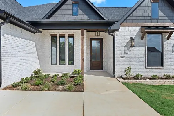 16426 Clearview Drive, Lindale, TX 75771