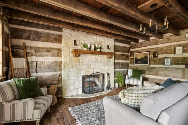 401 Clear Creek LN, Fredericksburg, TX 78624