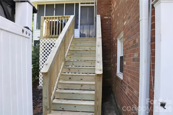 6045 Woodcove DR, Winston Salem, NC 27104