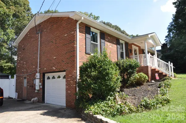 6045 Woodcove DR, Winston Salem, NC 27104