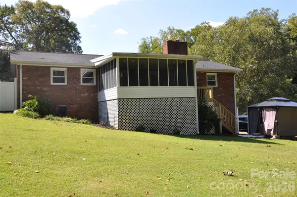 6045 Woodcove DR, Winston Salem, NC 27104