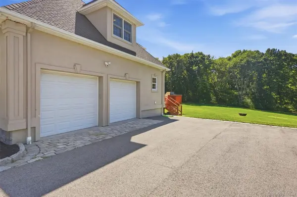 17 Meadow Crest DR, Mahopac, NY 10541