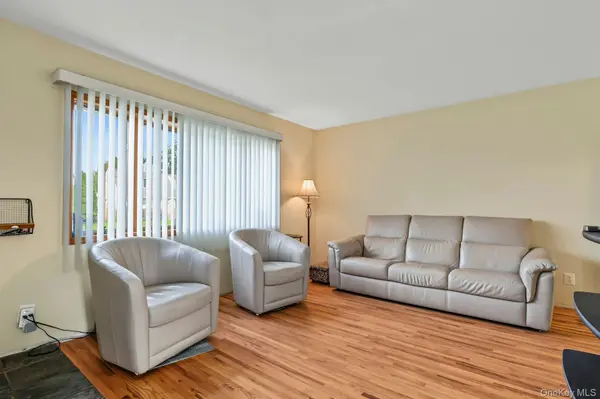 15 Scholl DR, Farmingdale, NY 11735