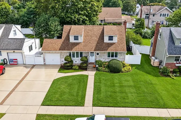 15 Scholl DR, Farmingdale, NY 11735