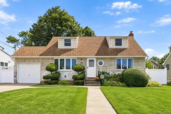 15 Scholl DR, Farmingdale, NY 11735